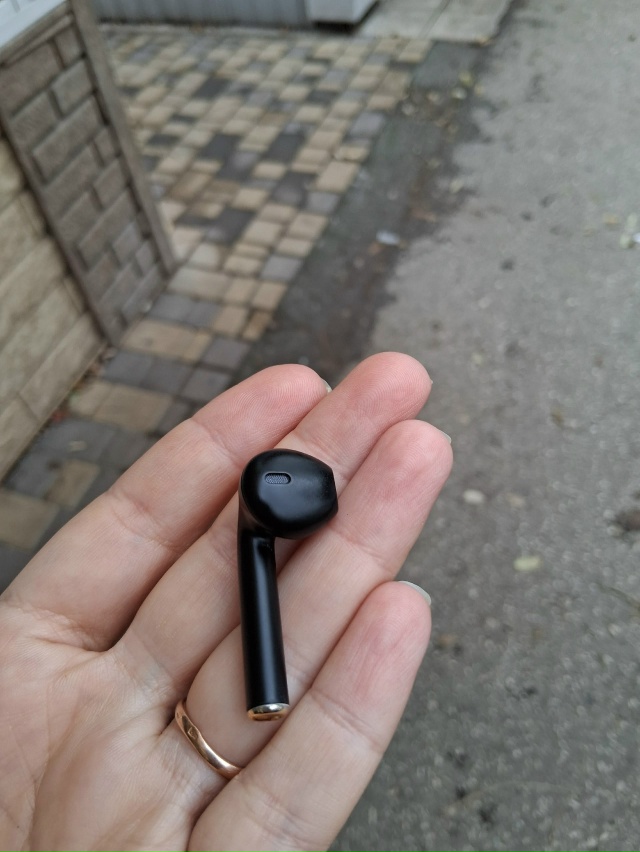 Нашла наушник возле школы номер 2 ,оставили в магазине 