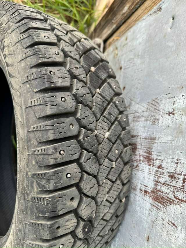 ПРОДАМ ЗИМНИЕ ШИНЫ!
R15 185/65 шипованная. Откатала три се?...