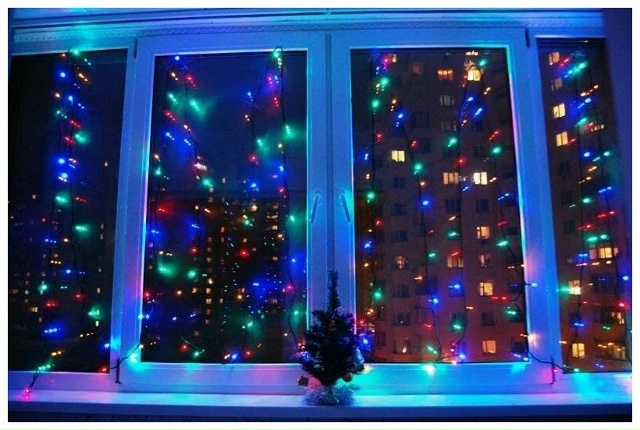 За новогодние гирлянды на окнах можно получить штраф.
...