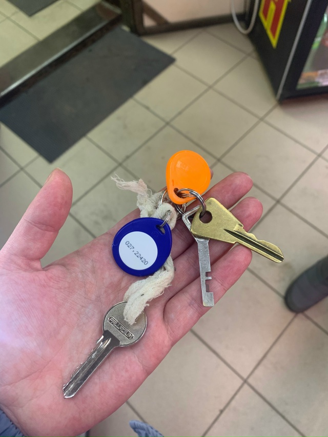 Найдены ключи у магазина
Обращайтесь в магазин Пивома?...