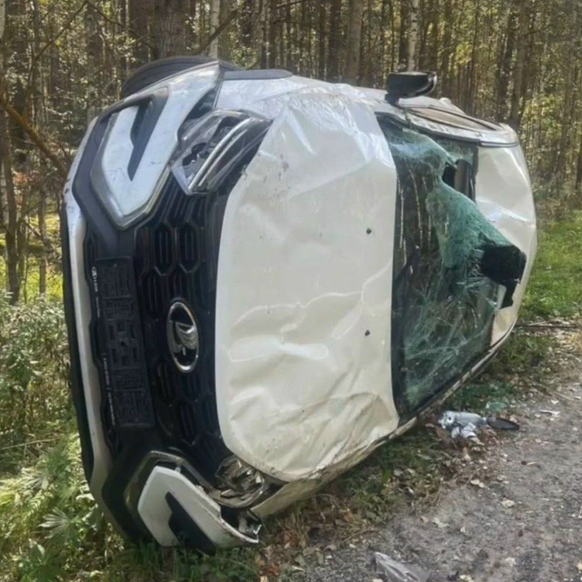 На трассе у Lada Vesta неожиданно заклинило рулевое управл?...