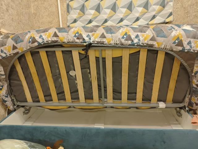 Отдам диван. САМОВЫВОЗ Нестерово
Конструкция крепкая, ...