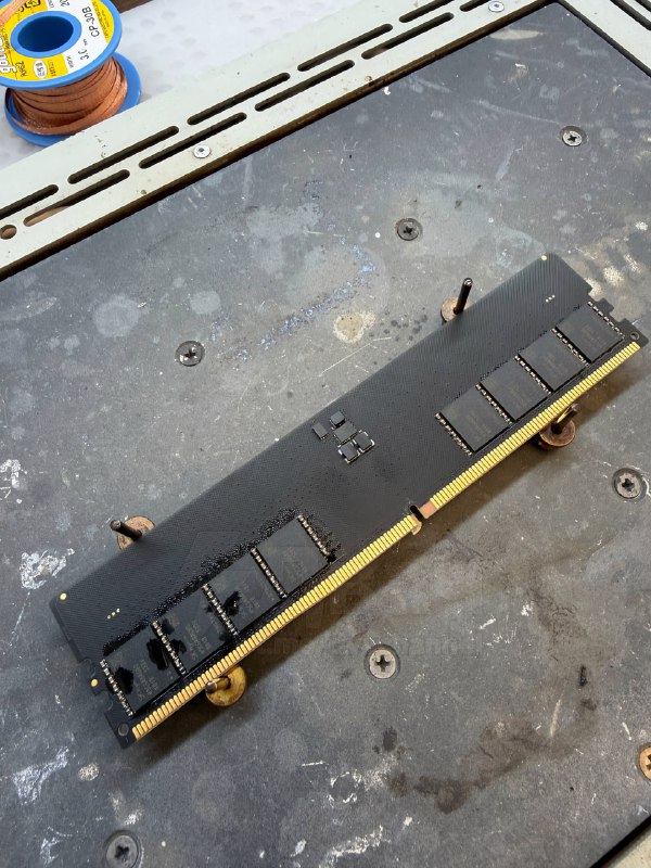 Российский умелец собрал себе рабочую плашку DDR5 на 32 ГБ из двух ноутбучных модулей SO-DIMM по 16