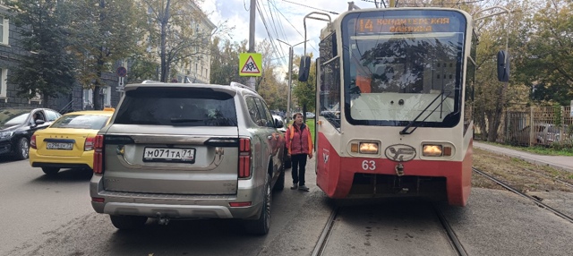 Мастера парковки, трамвай не может проехать, люди в тра...
