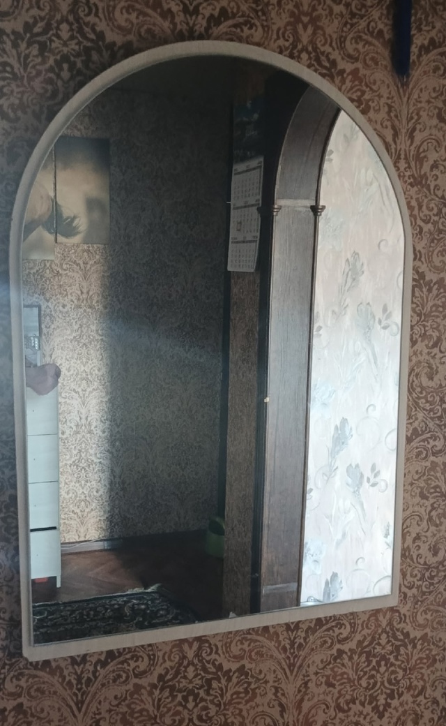 Продам недорого шифонер, комод, 2 тумбочки и зеркало с о...