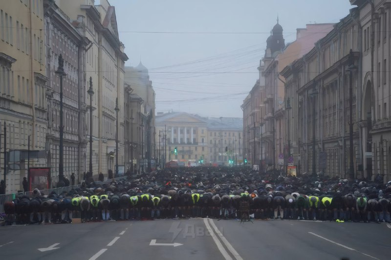 В Москве и Питере тысячи мусульман собрались у соборных мечетей на массовую молитву в честь праздник