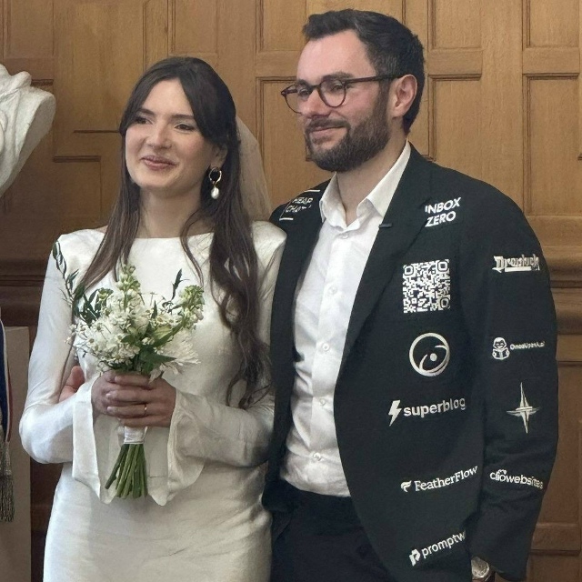 Мужчина по имени Дагобер Ренуф продал 26 рекламных мест...