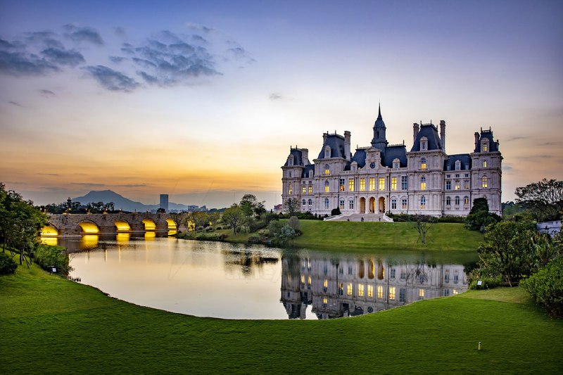 Так выглядит кампус Huawei Ox Horn в китайском городе Дунгуань: это не обычный офис из стекла и бето