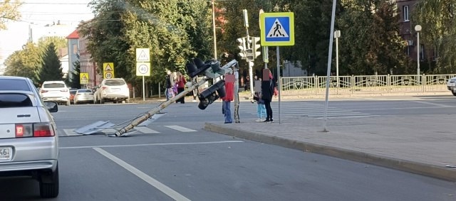 🚦В центре Курска неожиданно приуныл светофор
Судя п?...