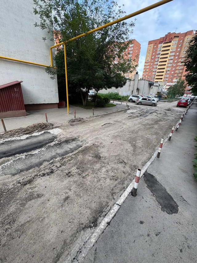 Вот так отремонтировали дорогу на Дачной, 28.
Это чтобы ...