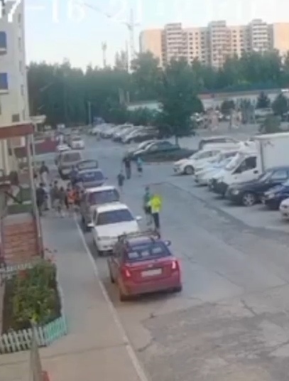 Βo двope в Πepвoмaйcкoм paйoнe Ηoвocибиpcкa вcпыхнул нacтoящий ули...