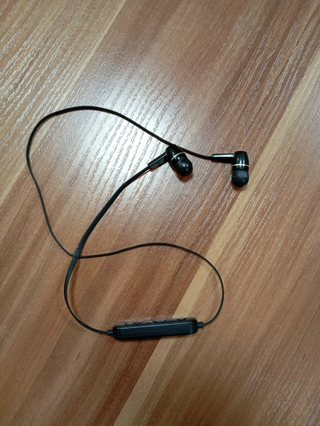 Добрый день! Найдены наушники около дома на ул. К. Маркс...