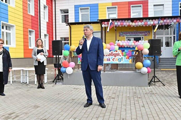 «Мужики, взяли жен на руки, унесли в спальню и... Ну вы поняли. Работаем».
Глава Бурятии призвал м