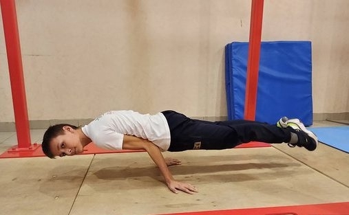 Тринадцатилетний Андрейцев Андрей Александрович доль...