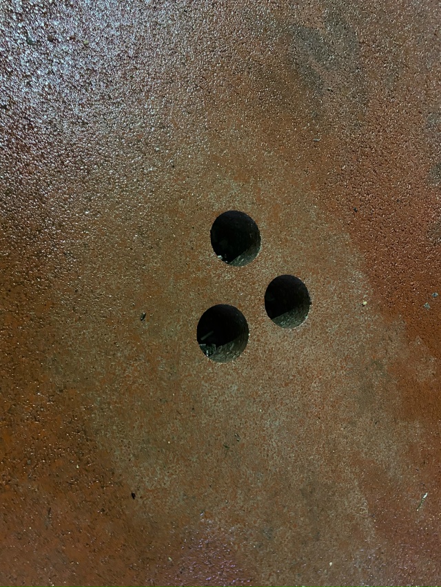 Эти три дырки пробы асфальта , если да то почему рядом , ...