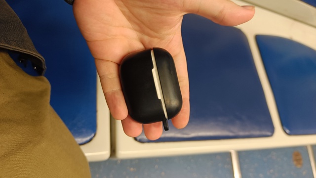 Девушка с парнем вышли на международной в 23:09. У вас вып...