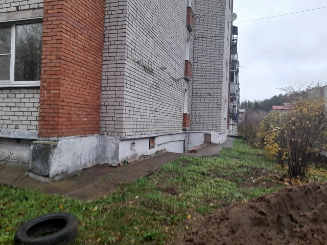 Пр.Лесной 5.Эти два булыжника с середины лета лежат до с...