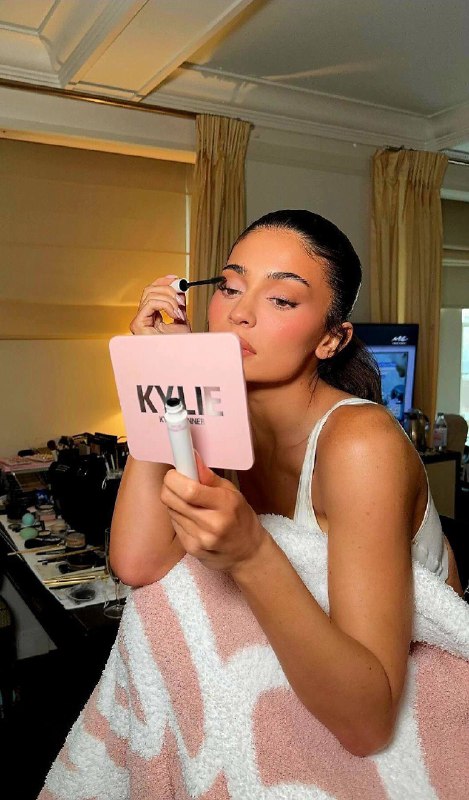 Это я делаю самый пиздатый макияж эвер и нафуфыриваюсь, как на парижский подиум, чтоб потом всех сте