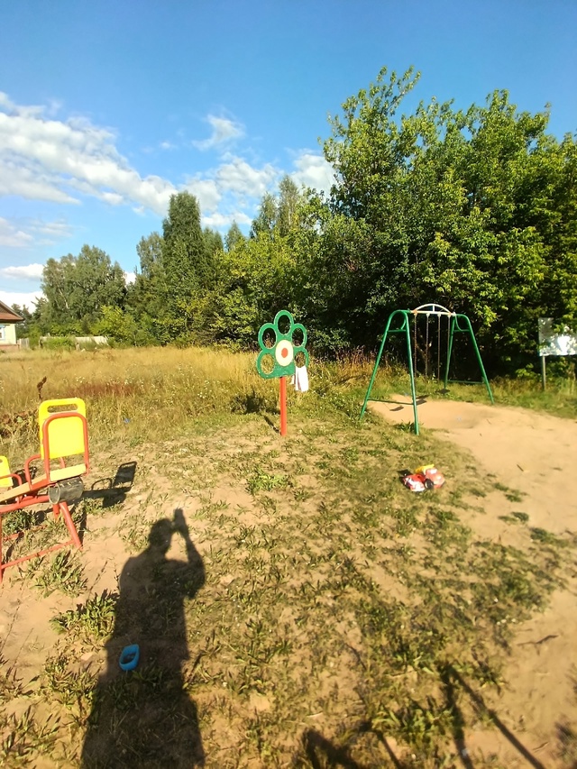 Час назад на детской площадке в Калинихе рядом с этим ?...
