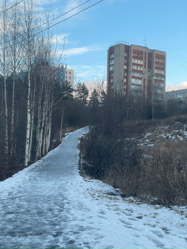 Остановка Мир, как люди должны ходить?
Ладно молодые л?...