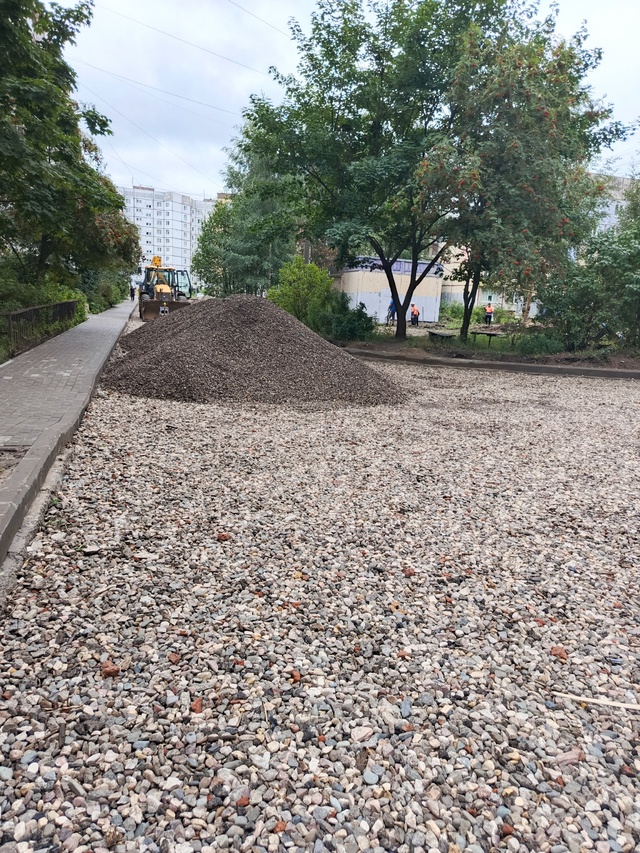 Во дворе дома Ленинградский пр 63 , кор 4 подготавливают ...