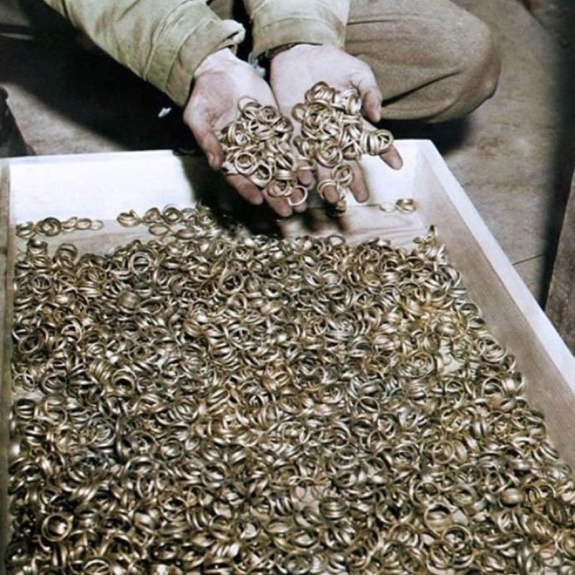 В 1945 году амepиканские солдаты ocвободили концлагepь Бyxeн...