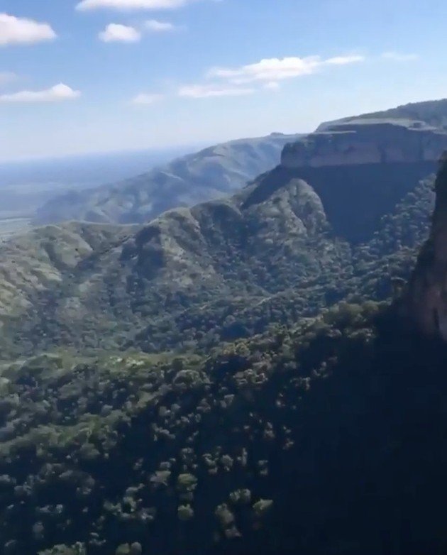 Каждый человек заслуживает счастья и любви!
Она подни...