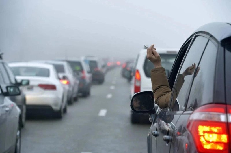 За выброшенный из окна машины окурок россиянам теперь грозит штраф до 50 тысяч рублей.
Очевидцы мог