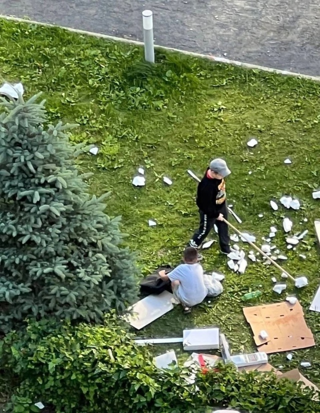 ?Дети тоже недалеко ушли…
Принесли с помойки упако?...