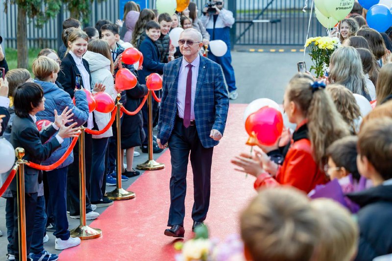 💐Так сегодня в Москве поздравляли педагогов с Днём учителя
Учителей встречали как настоящих звезд.