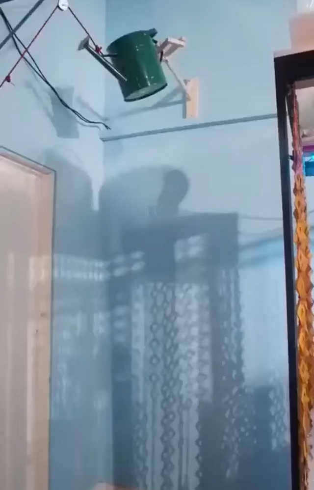 У него очень много времени свободного.
