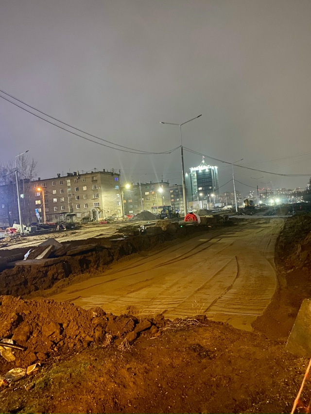 Ул.Пушкина, вечер . Ни оного рабочего на строительстве ....