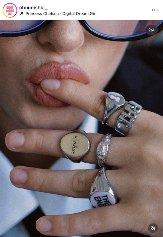 Лол, бренд Obnimishki выпустил кольцо «v ahue». Цена кольца в серебре — 5600₽.
Буквально наше состо