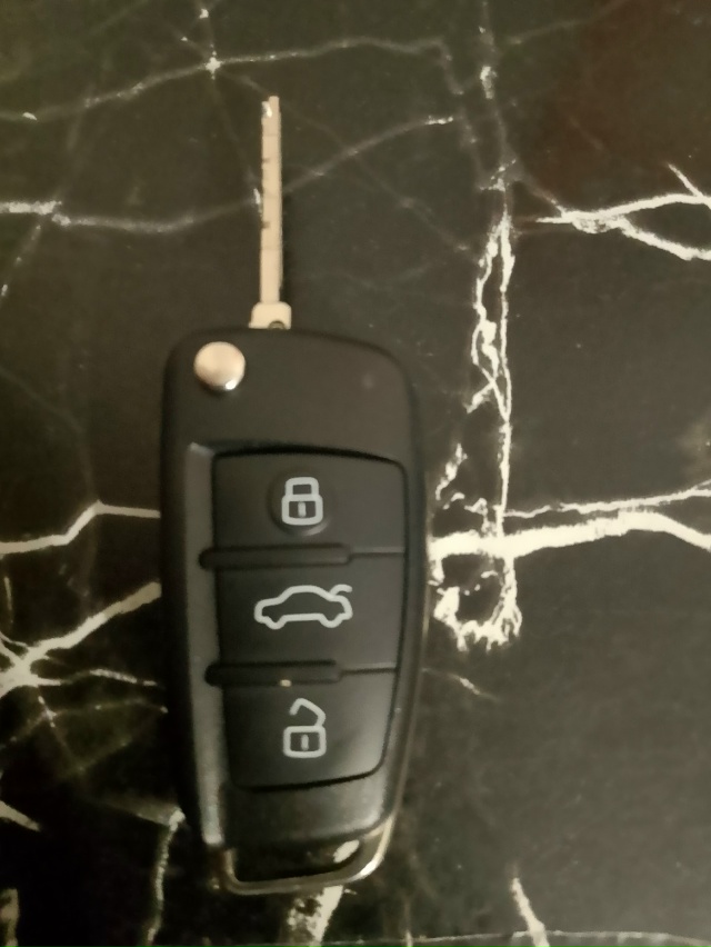 Нашел ключи отдам хозяину(нашел у магазина нива)