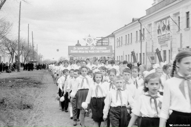 Шествие девушек. 1965-й год.