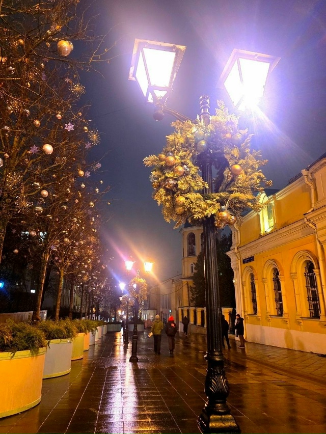 Новогодние декорации на улицах Москвы🎄.
Фото; Ишевск...