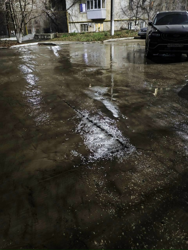 На Арцыбушевской у дома 3а наступила весна, потекли руч...