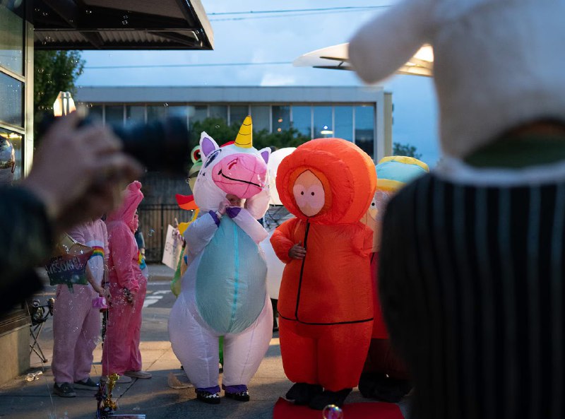 На антитрампистских костюмированных протестах в Орегоне состоялась церемония регистрации брака между