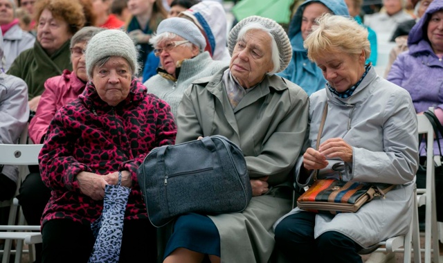 ? Россиянам старше 70 лет хотят поднять пенсии.
Депут...