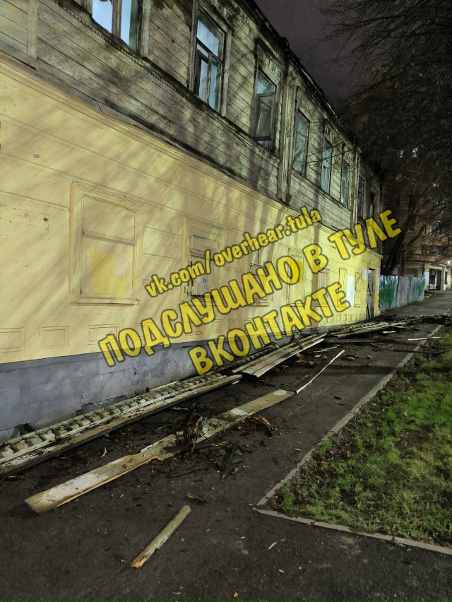 Пушкинская 25.
Аварийное здание, все время что-то от нег...