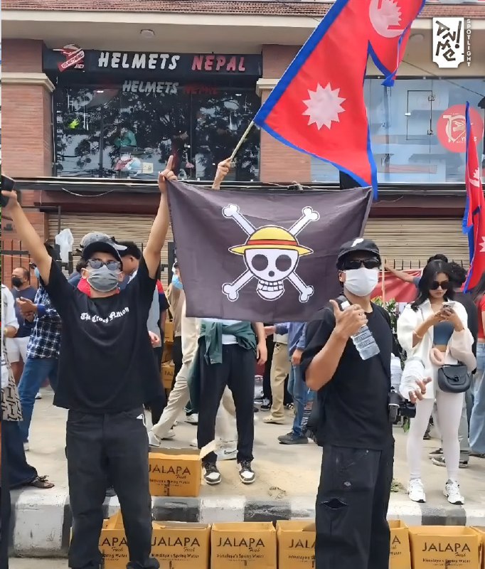 🏴‍☠️Флаг Соломенной Шляпы вновь был поднят в знак протеста, но на этот раз против нынешнего правител