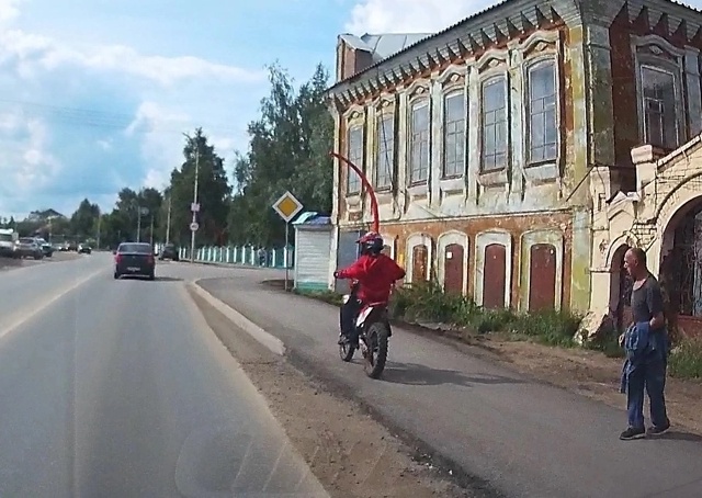 Питбайкеры совсем обнаглели по пешеходному тротуару г...