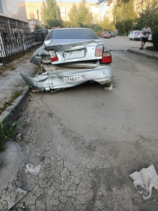 Хозяин авто найдись и убери пожалуйста свою колымагу и...