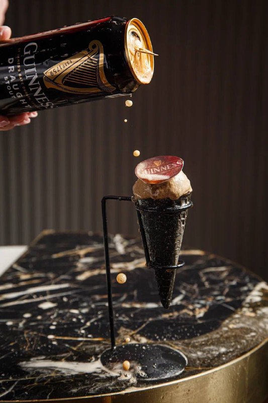 Оп, в гастропабе «Бибирево» появилось ПИВНОЕ мороженое со вкусом тёмного стаута Guinness.
Описывают