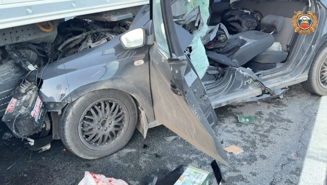 На трассе под Ярославлем легковой автомобиль врезался...