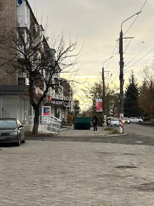 А что разве так можно было? Мусорный бак посреди тротуа...