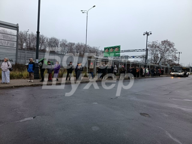 🥲На Южном утро недоброе: огромная очередь на автобус
...