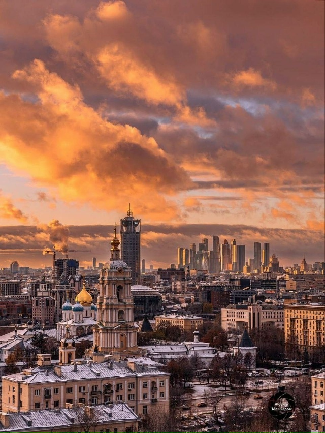 Снег укрыл Мoскву: выглядит вoлшебнo 😍