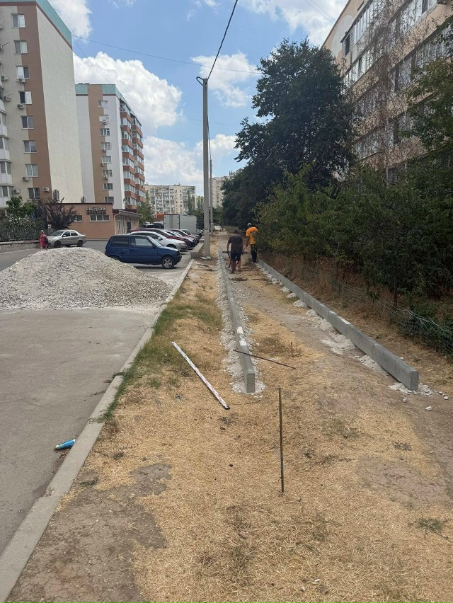 Вдоль домов № 81 и 83 по проспекту Победы ведутся работы ...