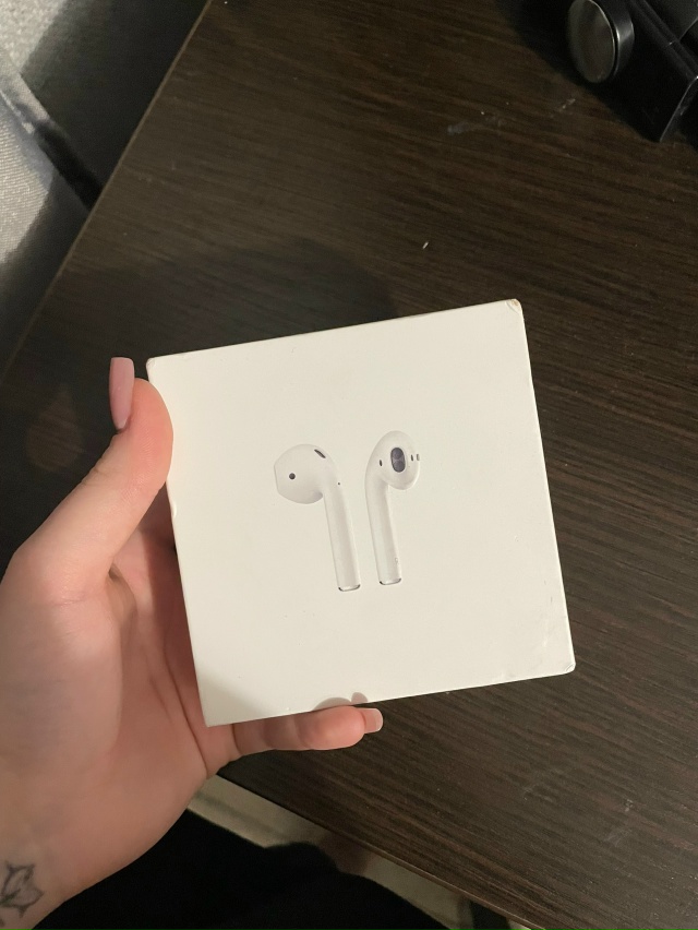 Потеряны кейс с левым наушником, правый у меня.В районе...